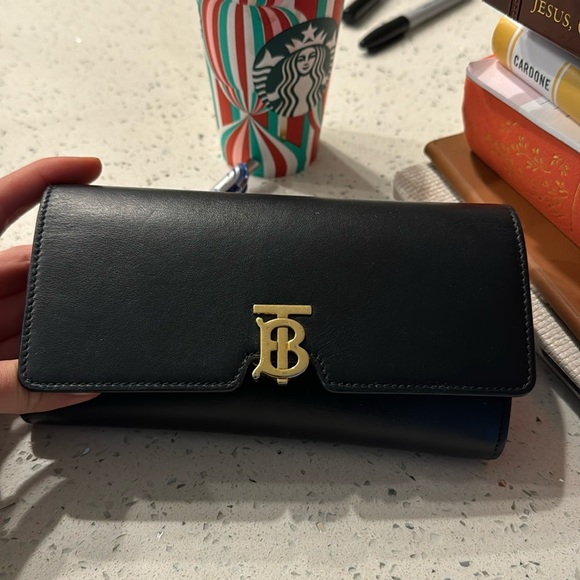 Authentic Burberry Wallet in great condition! I have the matching purse as well - Picture 1 of 1